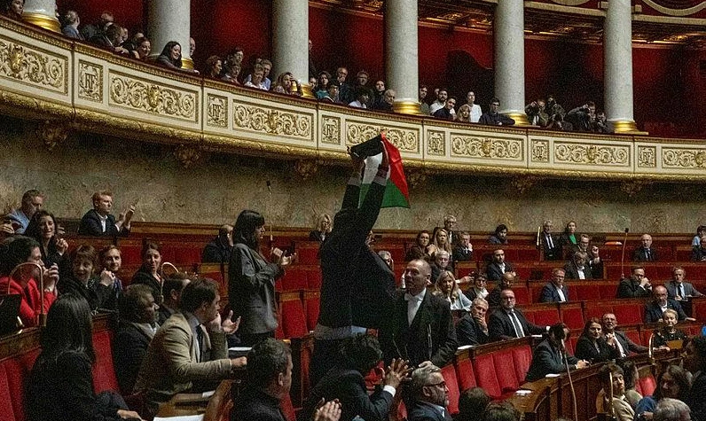 Fransa'da Filistin alerjisi: Filistin bayrağı açan muhalif milletvekili uzaklaştırma cezası aldı