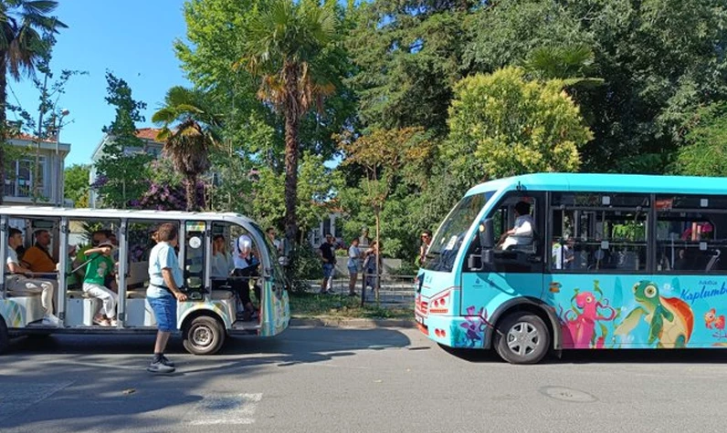 Adalar'da Ekrem İmamoğlu'na minibüs protestosu: Bazı göstericiler gözaltına alındı