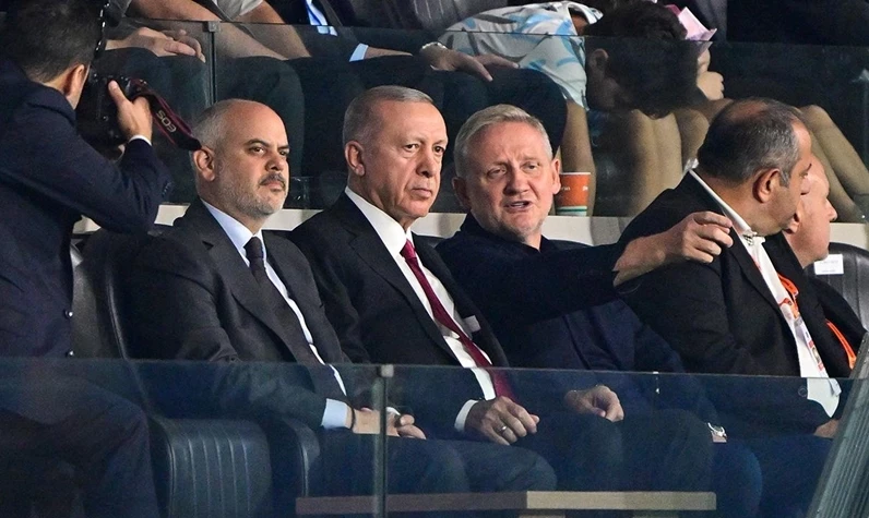 Cumhurbaşkanı Erdoğan, Başakşehir takımını soyunma odasında tebrik etti