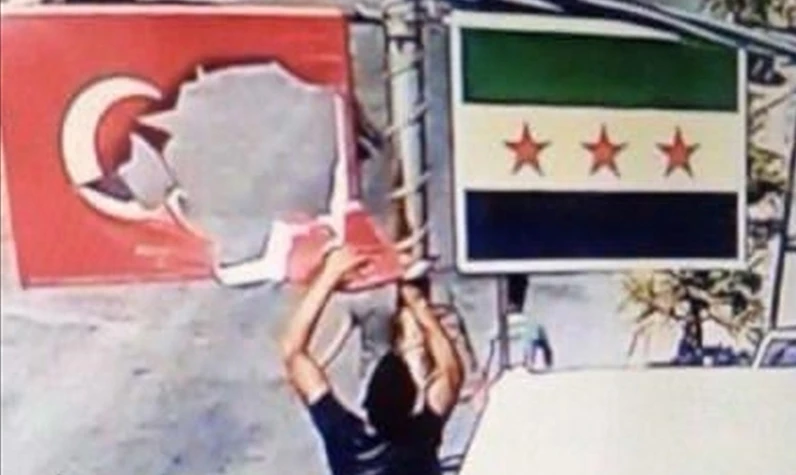 MİT, Suriye'de Türk bayrağına saldıran provokatörleri yakaladı! Bayrağı öpüp özür dilediler